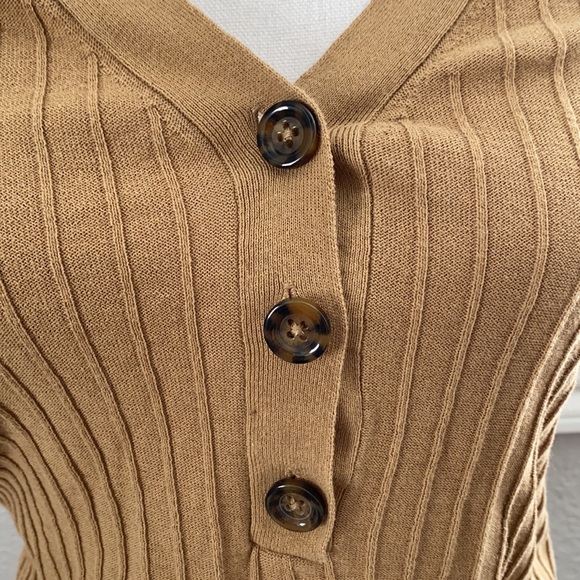 H&M Basic button top. - Picture 3 of 3